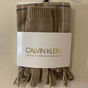 Beautiful set of Scarf and Glove. Calvin Klein. Brand new